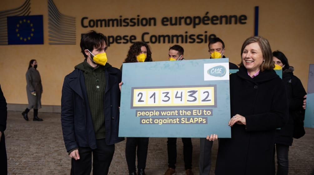 EU-Kommissarin Věra Jourová (rechts) nimmt die Petition entgegen EU-Kommissarin Věra Jourová (rechts) nimmt die Petition entgegen