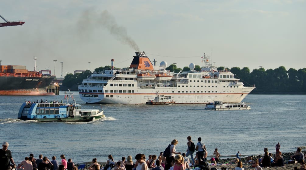 Kreufahrtschiff Hanseatic auf der Elbe in Hamburg Kreufahrtschiff Hanseatic auf der Elbe in Hamburg