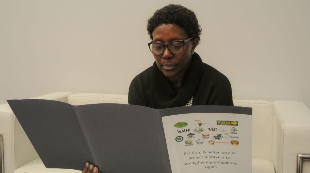 Exekutivsekretärin der Biodiversitäts-Konvention, Elizabeth Maruma Mrema Elizabeth Maruma Mrema liest Petition 1263
