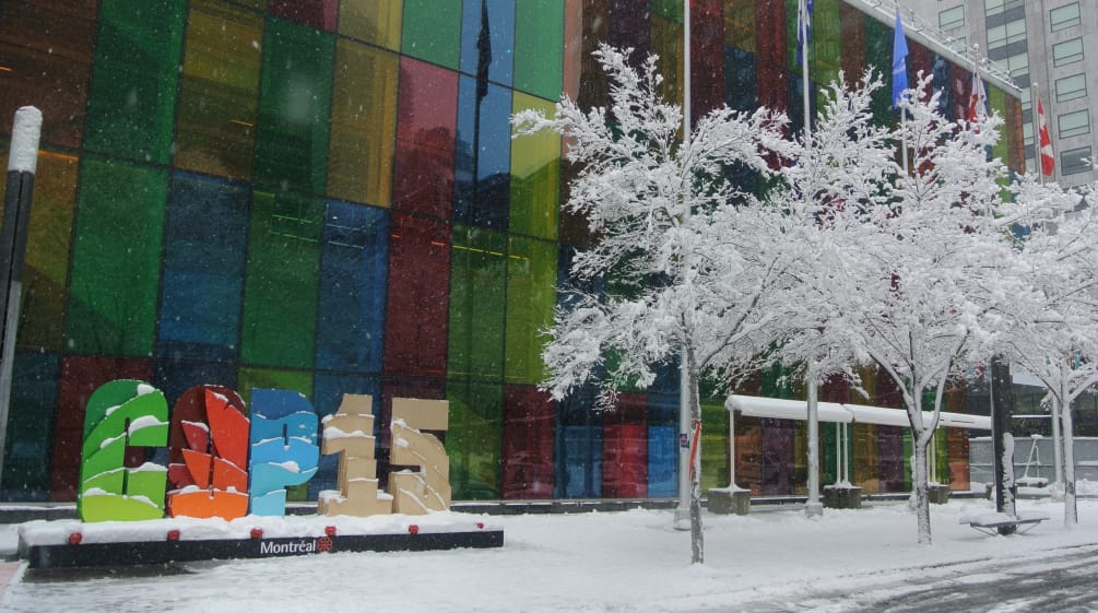 Schriftzug COP15 vor dem Kongress-Zentrum in Montréal