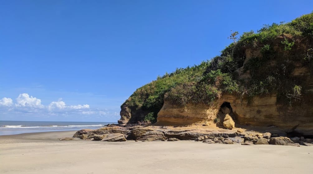 Strand und Felsenküste auf der Insel Cajual