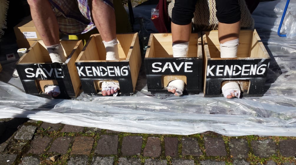 vier Füße in Beton, Aufschrift SAVE KENDENG