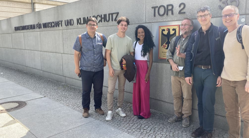 6 Personen stehen vor einer Mauer mit der Aufschrift Bundesministerium für Wirtschaft und Klimaschutz