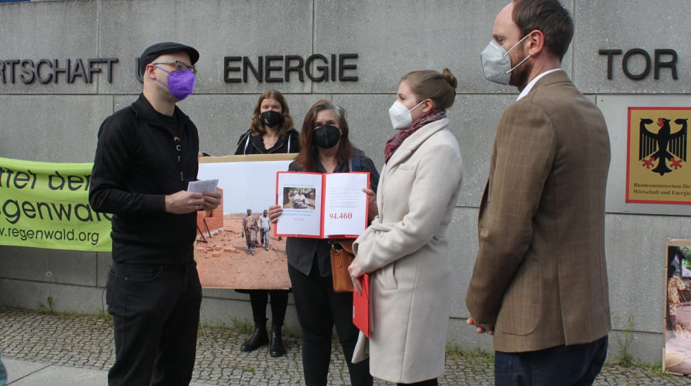 Fast 95.000 Menschen fordern: Keine unfairen Kredite auf Kosten von Natur und Menschen! RdR, FIAN und Powershift überreichen die Petition 1235