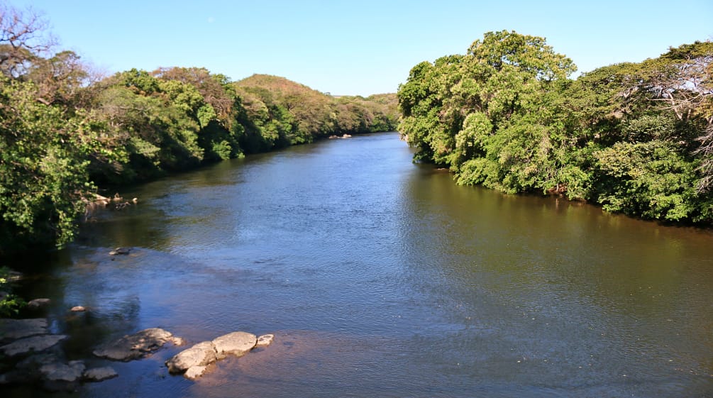 Blick auf eine Kurve des Santa Maria-Flusses mit Bäumen an beiden Ufern