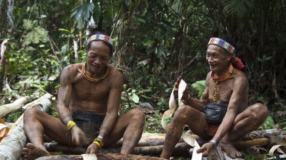 Zwei Indigene Mentawaier auf der der Insel Siberut, Indonesien