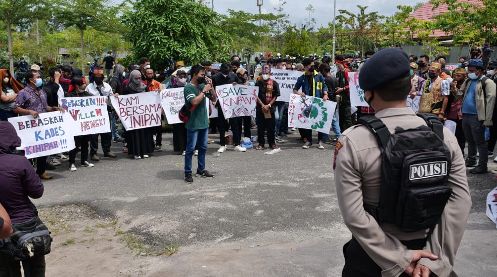 Protest der Bürger von Kinipan auf Borneo vor dem Gericht in Palangkaraya 2022