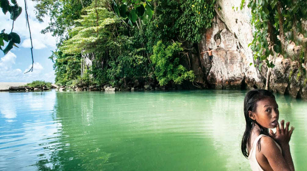 Mädchen bei einer Bucht in Sulawesi