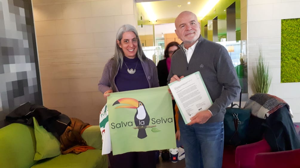 Guadalupe Rodriguez mit Banner und UN Rapporteur Michel Forst in Brüssel