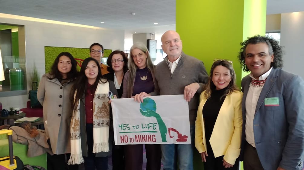 Guadalupe Rodríguez mit Gruppe von Umweltschützern:innne und Banner und dem UN Rapporteur Michel Forst in Brüssel