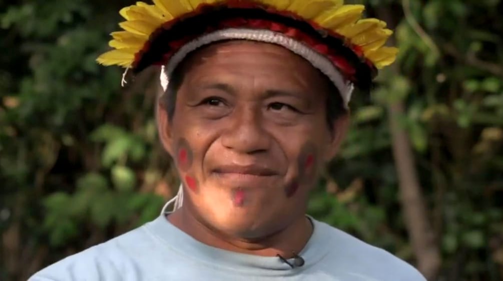 Porträtfoto des indigenen Sarapo Kaapor mit Federschmuck