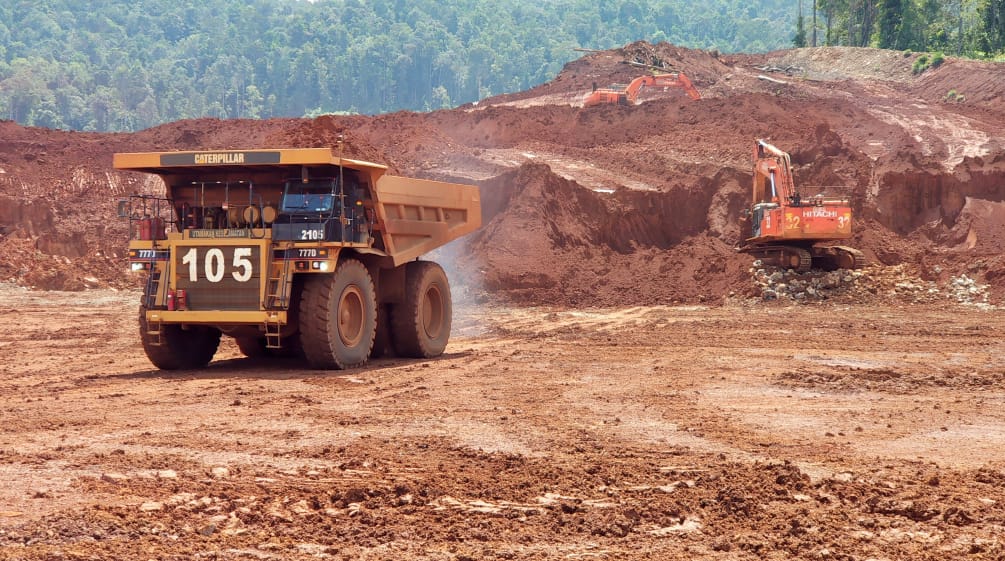 Nickelabbau im Regenwald von Sulawesi, Indonesien: Nickel ist Hauptbestandteil von Lithium-Ionen-Batterien für Elektroautos Nickelabbau auf Sulawesi