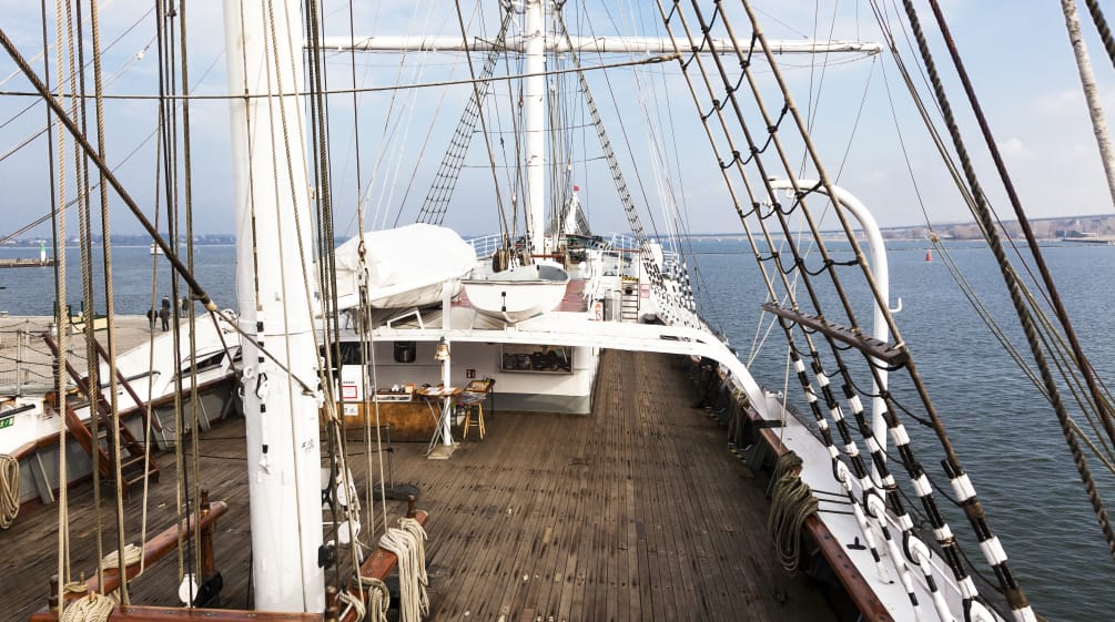 Das renovierte Schiffsdeck wurde mit höchstwahrscheinlich in Myanmar geraubtem Teakholz renoviert (Archivbild) Deck von Gorch Fock Shiff