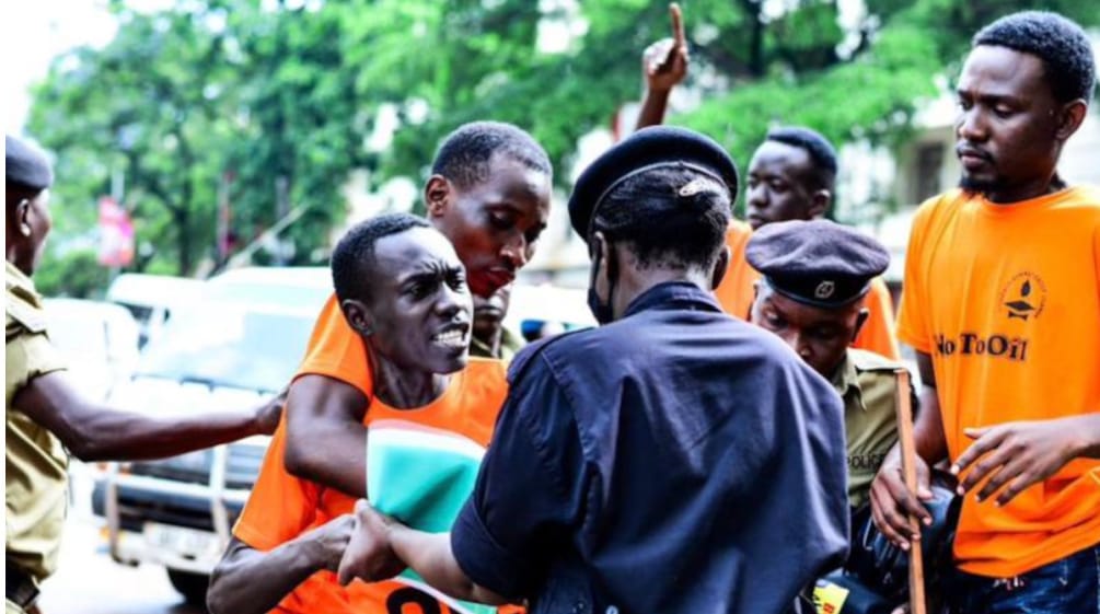 Polizisten lösen die Demonstration gewaltsam auf Festnahme von Studenten am 24.11.2023 in Kampala