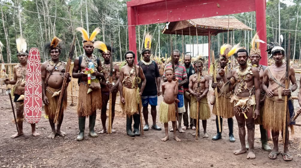 Die Awyu aus Boven Digoel kämpfen für Gerechtigkeit, Landrechte und den Regenwald Gruppenfoto von indigenen Awyu in traditioneller Kleidung