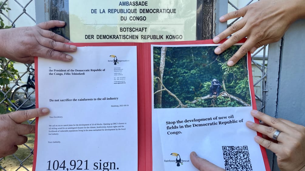 Gemeinsam schützen wir den Regenwald Hände auf der Petition 1261 vor der Botschaft der DRC in Berlin