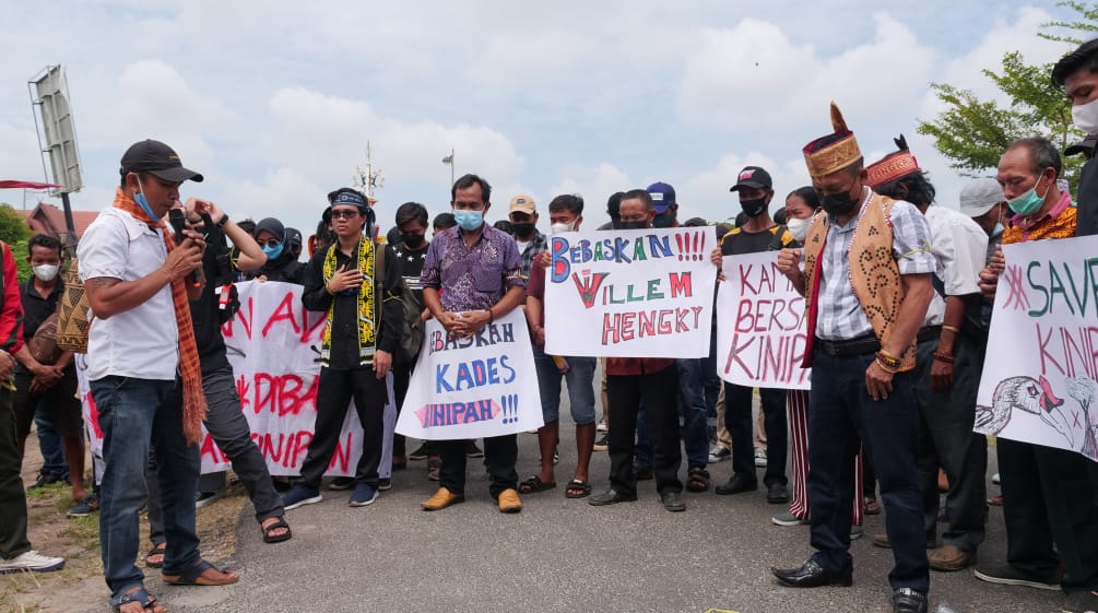 Demo zur Freilassung des Ortsvorsteher Willem Hengki aus Kinipan vor dem Gericht in Palangkaraya
