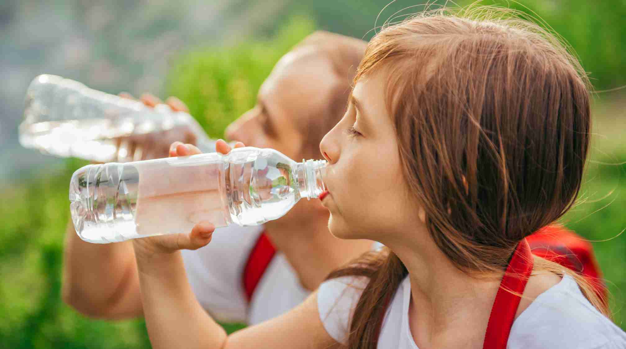 Trinkwasser aus PETFlaschen In jedem Schluck schwimmt ein Stück Plastik Rettet den Regenwald