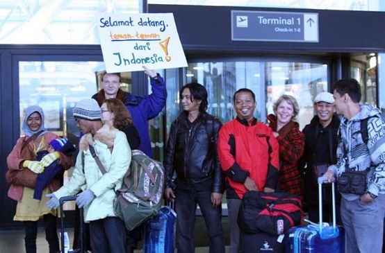 Indonesische Delegation vor dem Hamburger Flughafen