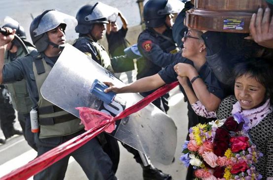 Polizei attackiert friedliche Demonstranten