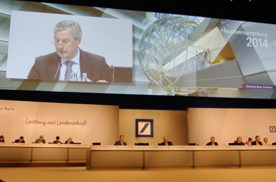 Deutsche Bank-Chef Fitschen während der Hauptversammlung auf dem Podium