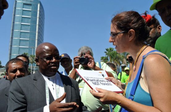 Guadalupe Rodriguez übergibt eine Petition an einen Vertreter der FAO