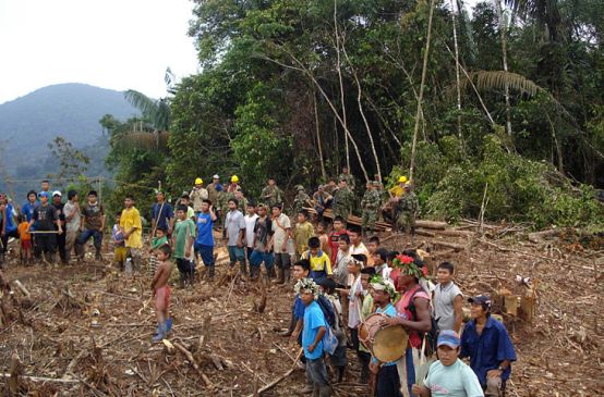 Embera auf verwüstetem Land