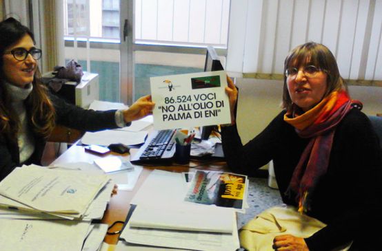 Die Aktivistin Gianna del Fabbro (links) übergibt der Mitarbeiterin im italienischen Umweltministerium, Francesca Santolini, (rechts) die Petition gegen Palmöldiesel