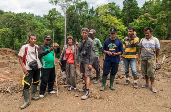Andika und Dorfbewohner vor dem geretteten Regenwald in Sulawesi
