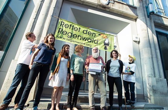 Aktivisten von Rettet den Regenwald e.V. und Intag e.V. demonstrieren vor der Botschaft von Chile. Carlos Zorilla von DECOIN aus Ecuador trägt die Aktenordner mit den Dokumenten und Unterschriften.