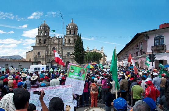 Demonstration gegen Bergbau auf dem Plaza de Armas in Cajamarca
