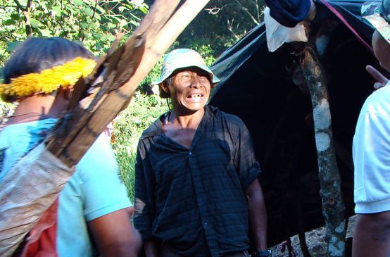 Nísio Gomes, Anführer der Guarani in Brasilien, steht in einer Gruppe Indigener