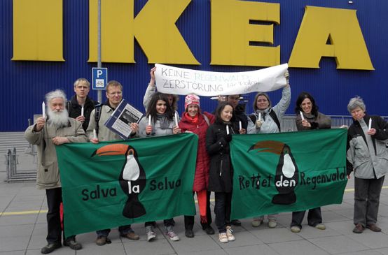 Mitarbeiter und Unterstützer von Rettet den Regenwald vor einer Ikea-Fliale in Berlin