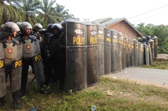 Polizeibrigade in Indonesien auf einer Palmöl-Plantage