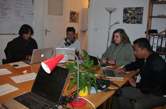 Mitarbeiter von Watch Indonesia und Nordin sitzen am Tisch