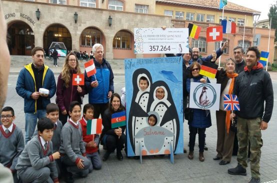 Übergabe der Petitionen zum Schutz der Pinguine