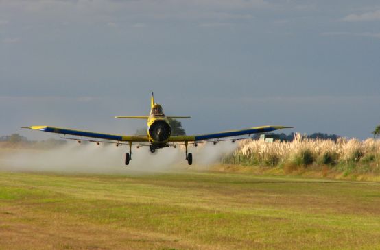 Flugzeug sprüht Glyphosat auf Acker