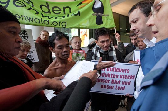 Protest vor dem Unilever-Haus
