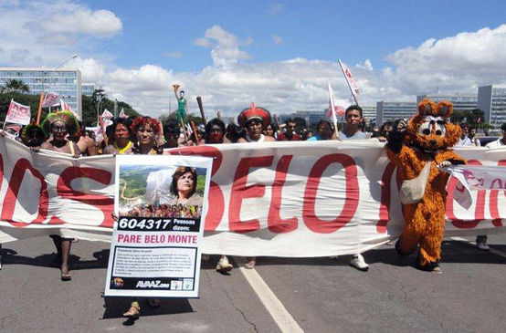 Indigene auf Demonstration mit Banner gegen Belo Monte