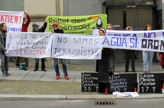 Demonstranten halten Transparente gegen die Conga-Mine in Peru vor peruanischer Botschaft