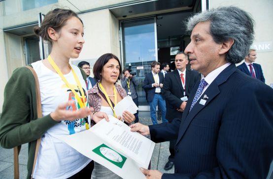 Lea Horak von Rettet den Regenwald übergibt Perus Umweltminister Pulgar Vidal Unterschriften gegen Regenwaldabholzung