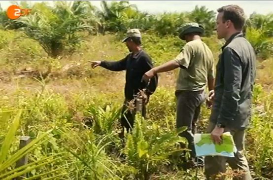 Ali Badri steht auf seinem Feld und zeigt den Reportern die Stelle seines zerstörten Hauses