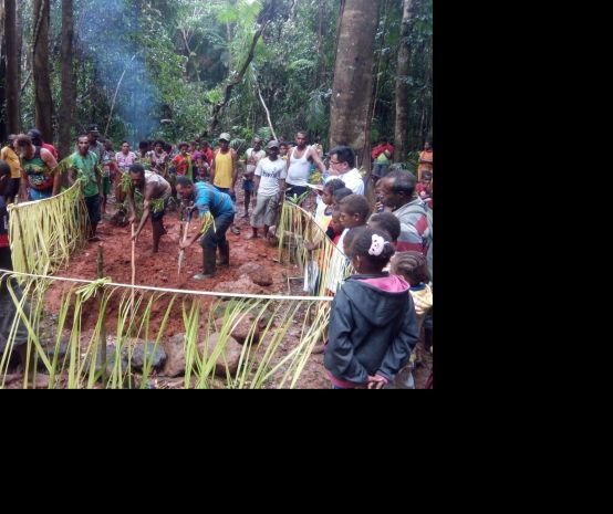 Die Indigenen Papuas stehen im Kreis und beobachten ein Ritual zum Schutz des Territoriums