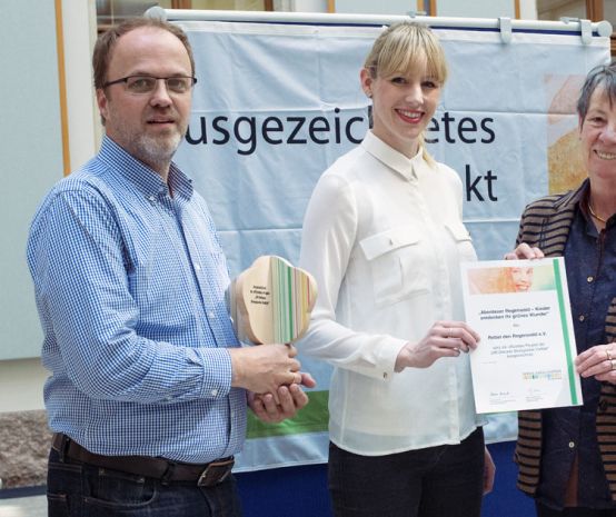 Bundesumweltministerin Hendricks übergibt Urkunde