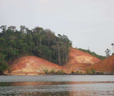 Abgeholzte Uferlandschaft am Xingu-Fluss in Brasilien