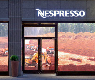 Nespresso Schaufenster mit Bauxitmine