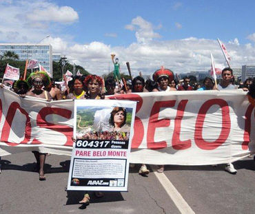 Indigene auf Demonstration mit Banner gegen Belo Monte