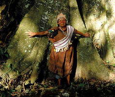 Indigene, die sich schützend vor Ihren Regenwald-Baum stellt
