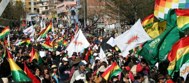 Indigene Gruppen beim Protestmarsch
