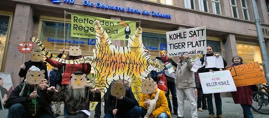 Foto: Christine Denck Demonstranten mit Papp-Tiger vor der Deutschen Bank in Berlin